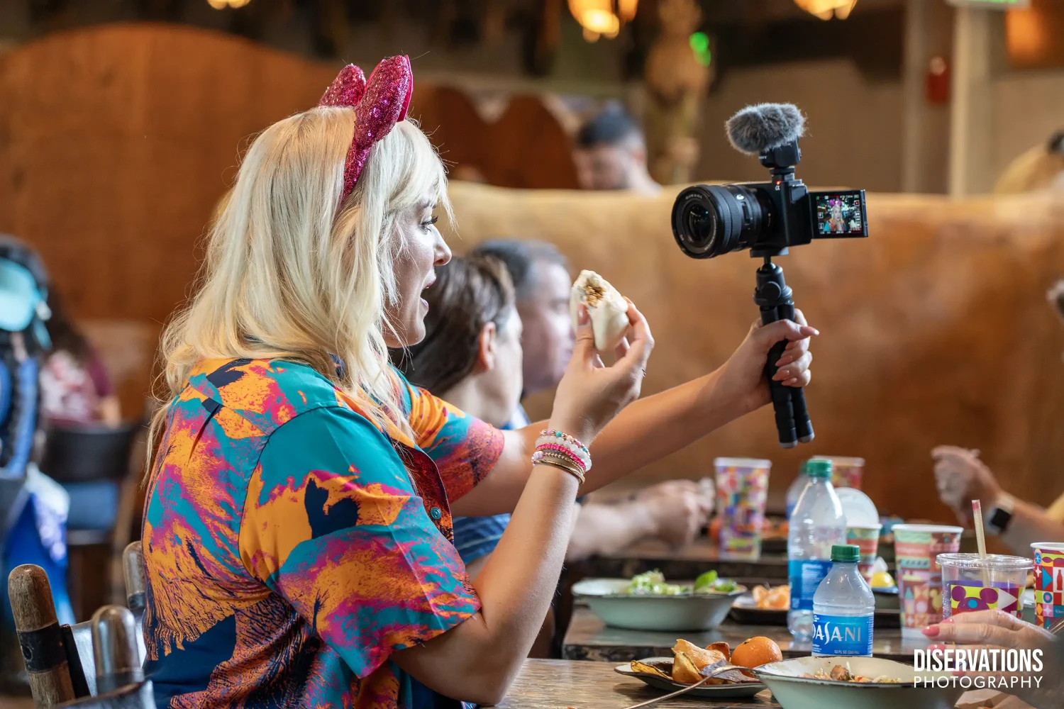 Molly reacting to the cheeseburger pod at Satu'li Canteen