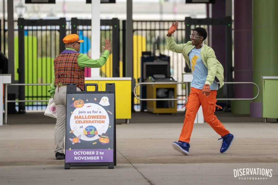 Frankie's fan running to the stage at Universal Kids Resort