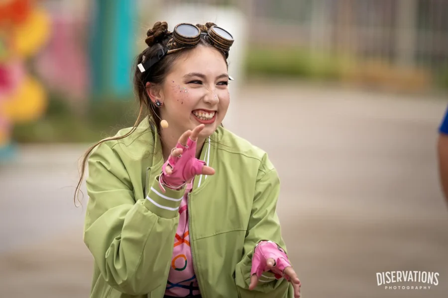Elle's superfan walking up to the Universal Kids Resort Halloween stage
