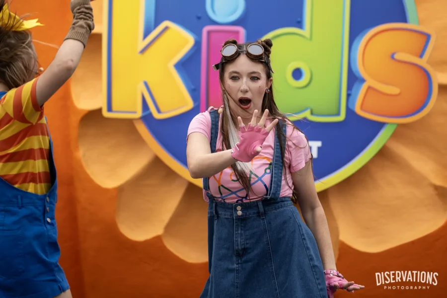 Elle's fan performing in the Monster Tots Superfan Spooktacular